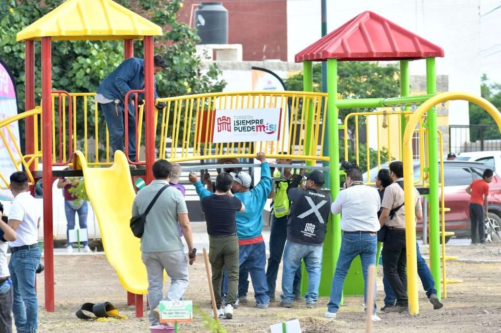 Román Cepeda supervisa el equipamiento de la plaza pública de Loma Real