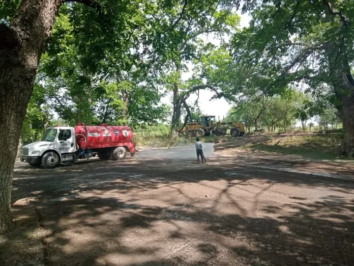 Una vista del río Sabinas, con turistas disfrutando del lugar,