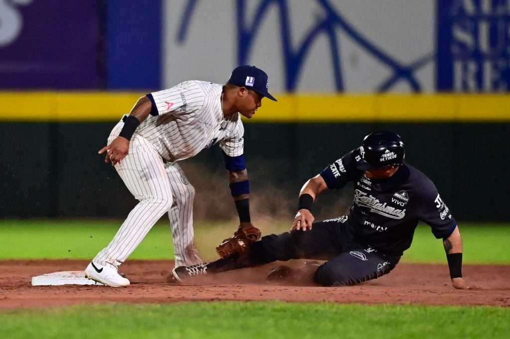 Sultanes barre a Acereros