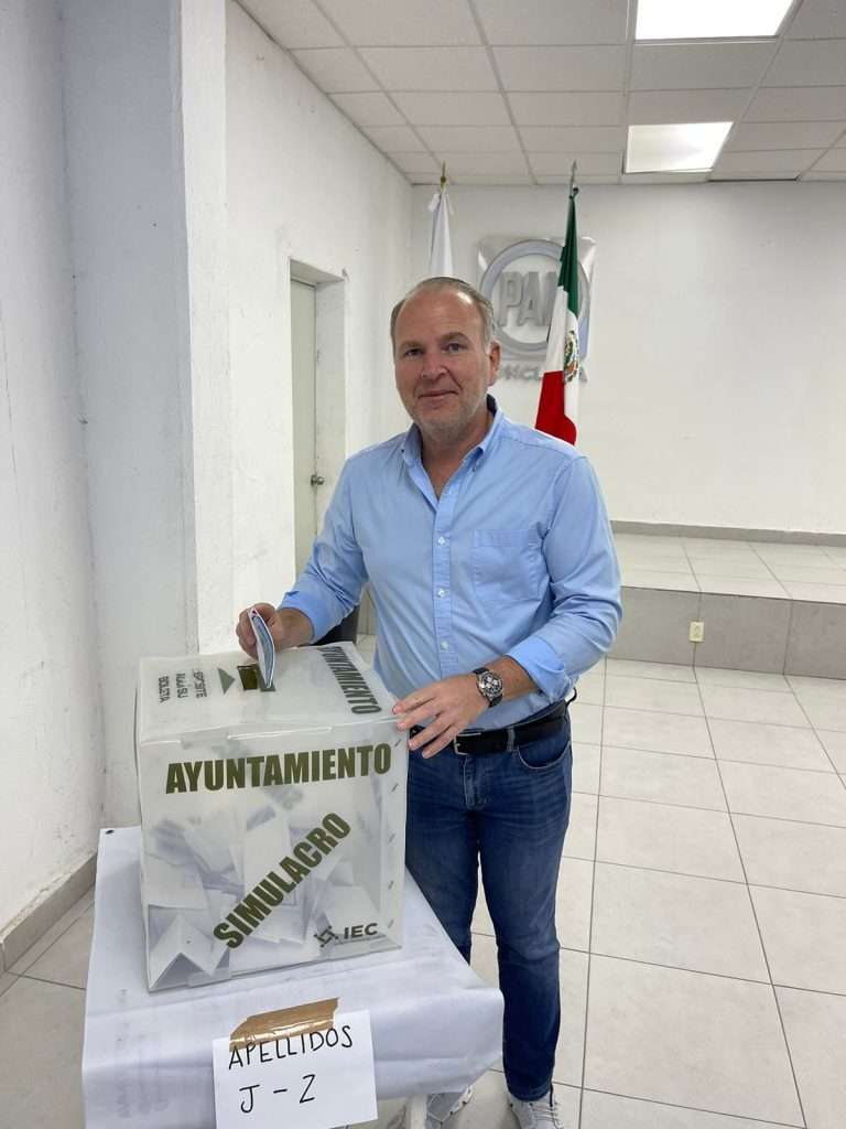 Elisa Maldonado y Theo Kalionchiz emiten voto en urna de CDM Monclova