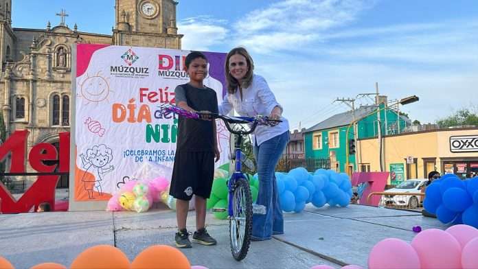 Niño de Múzquiz gana una bicicleta en el Día del Niño gracias al DIF Municipal y la alcaldesa Laura Jiménez.