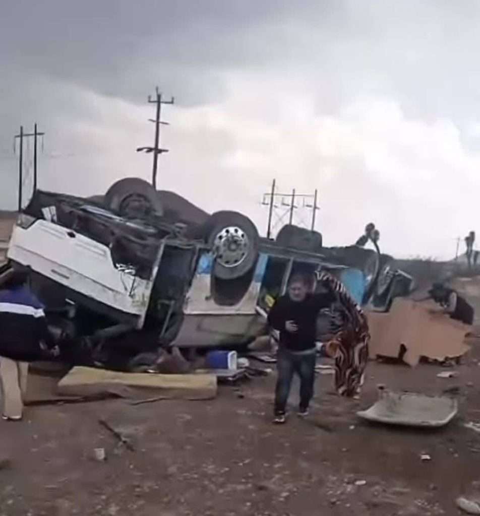 Camión de turismo vuelca en la 57; reportan que había pasajeros originarios de Monclova