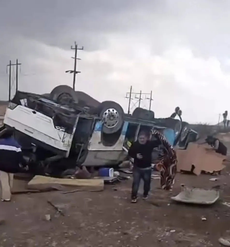 Camión de turismo vuelca en la 57; reportan que había pasajeros originarios de Monclova