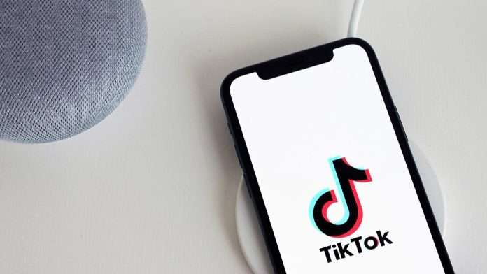 Cárteles usan TikTok para atraer jóvenes con música, hashtags y promesas falsas, revela estudio