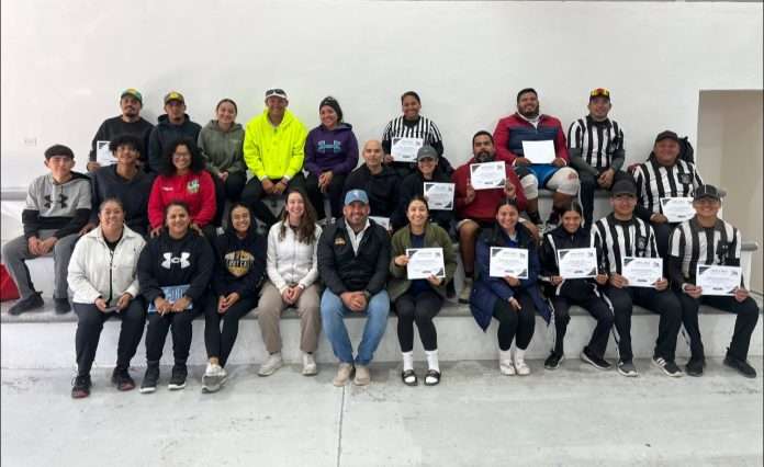 Brinda dirección de deportes curso a árbitros