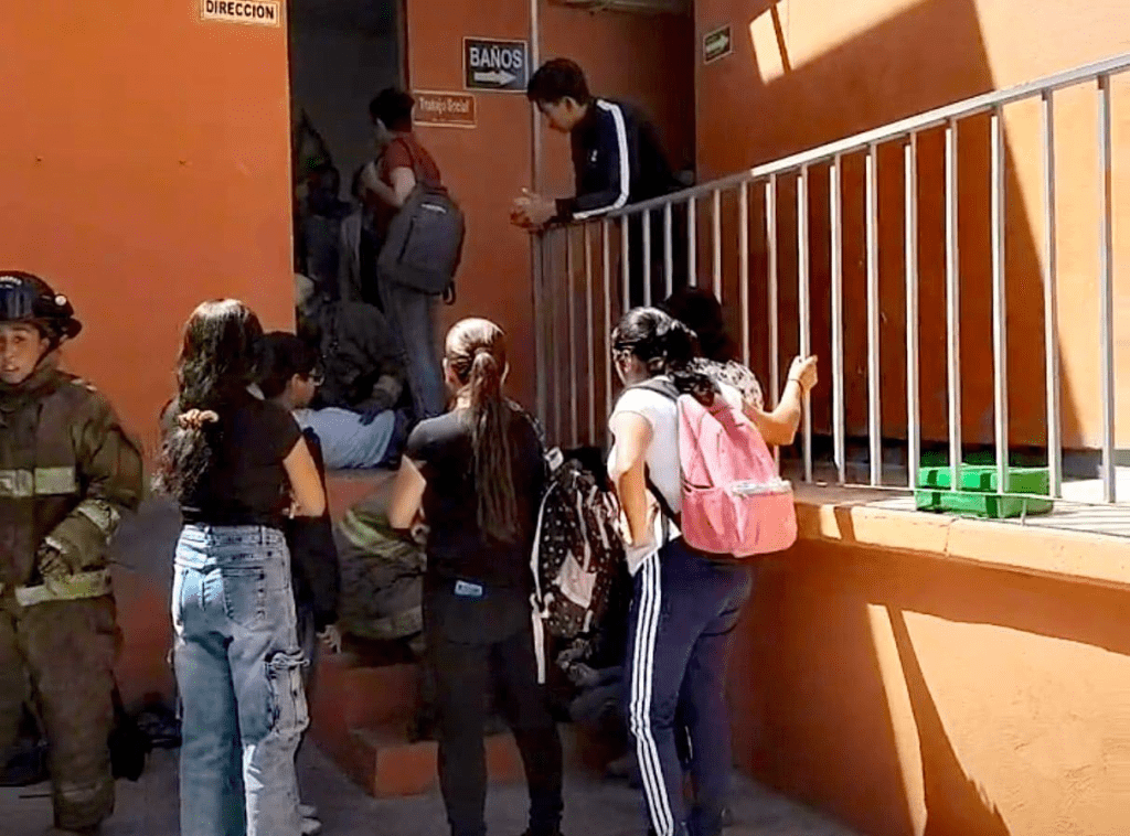 Estudiantes de secundaria se desmayan tras usar perfume con feromonas; uno está grave