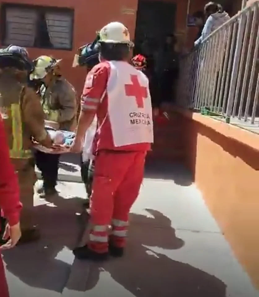 Estudiantes de secundaria se desmayan tras usar perfume con feromonas; uno está grave