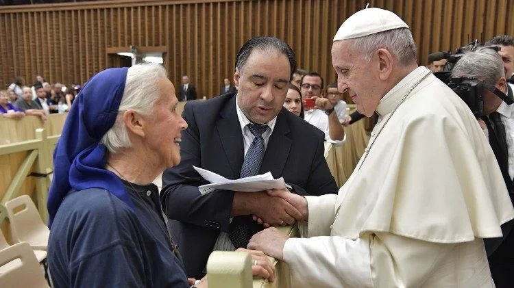 Monja rompe el protocolo y llora frente al féretro de su amigo, el papa Francisco