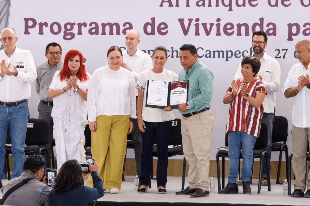 En Campeche, trabajadores del Estado reciben constancias de liquidación de crédito FOVISSSTE
