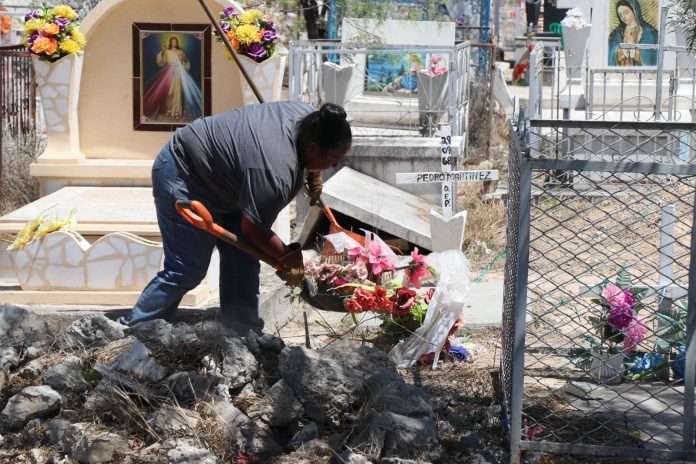 Instruye Óscar Ríos limpieza en panteón Santa Rosa de Nueva Rosita