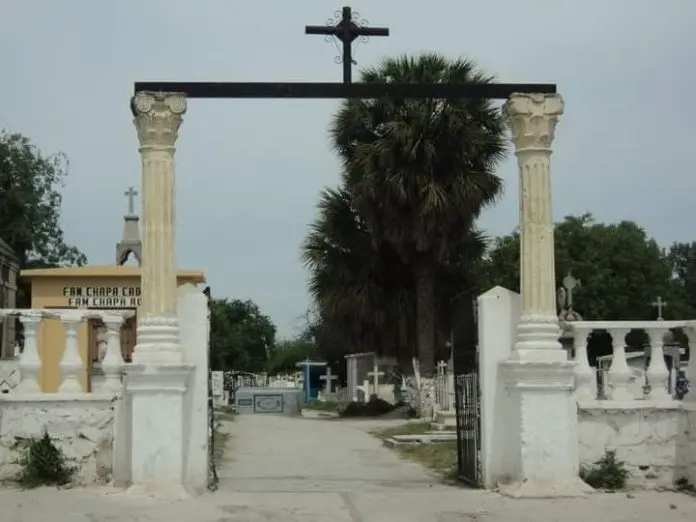 Roban cristo metálico de tumba en panteón Santa Rosa en Múzquiz