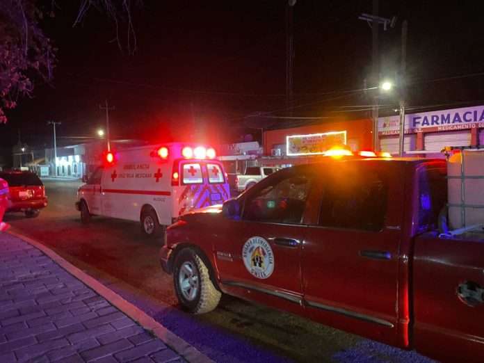 Paramédicos atienden emergencia médica en la plaza de Palaú, Múzquiz