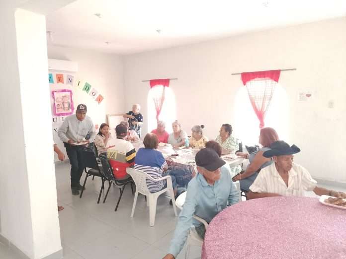 DIF de Minas de Barroterán celebra el Día de las Madres con festejo para adultas mayores