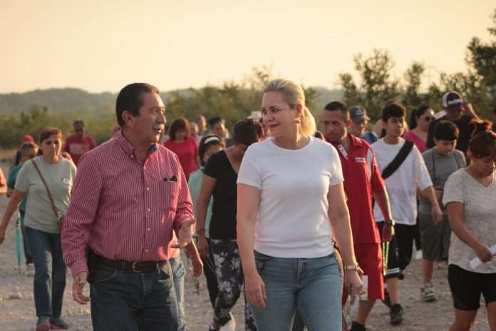 La alcaldesa Laura Jiménez y el párroco Manuel Rodríguez encabezaron una emotiva procesión en honor a San Isidro Labrador