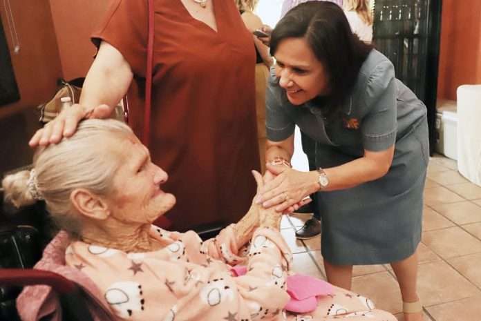 La presidenta honoraria del DIF Coahuila, Liliana Salinas, visitó el asilo San Judas Tadeo en Múzquiz