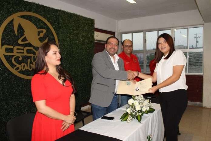 Entregan títulos y cédulas profesionales a egresados del CECyTEC Sabinas