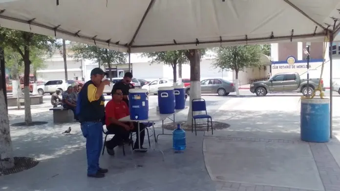 Ante temperaturas superiores a los 40 grados durante este inicio de semana, la Dirección de Protección Civil de Monclova mantendrá activos los puntos de hidratación para proteger a la población.
