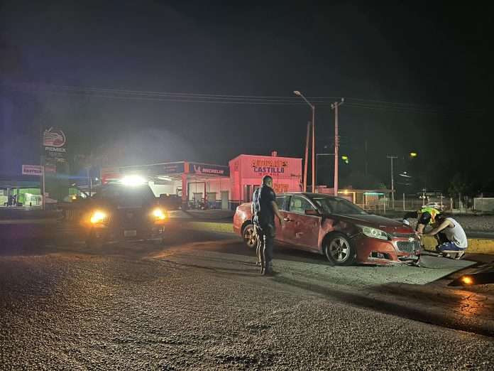 Auto impactó contra el camellón central en Sabinas