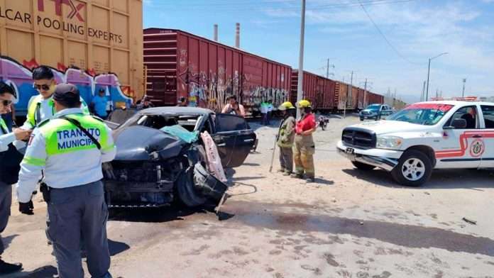 Automóvil se impacta contra tren; mujer intentó ganar el paso