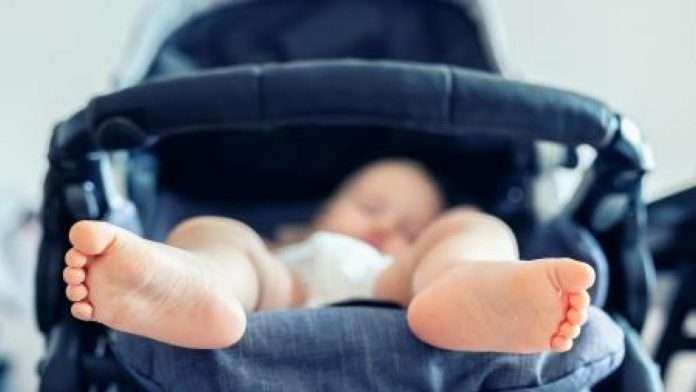 Bebé de dos años cae de su carriola; fue hospitalizada de emergencia