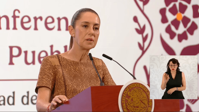 Trabajadores de AHMSA entregan manifiesto a Claudia Sheinbaum