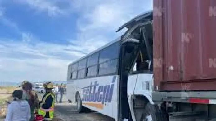 Choque entre autobús y tráiler deja quince personas lesionadas