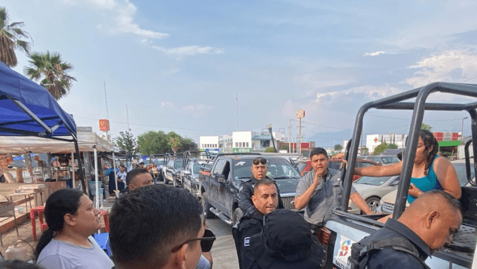 ¡Sacaron hasta armas blancas!: Comerciantes protagonizan riña por desacuerdos en espacios de venta en Coahuila