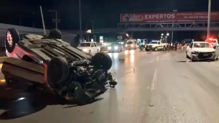 Conductor ebrio pierde el control y vuelca su camioneta; su hijo y esposa quedaron lesionados