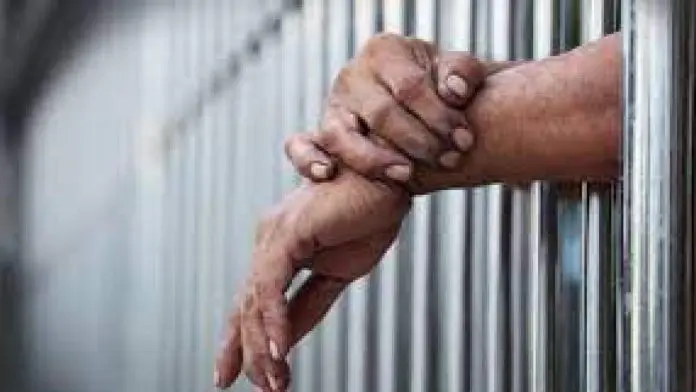 Detienen a pareja tras agredir con una pala y un bate a elementos de la Policía