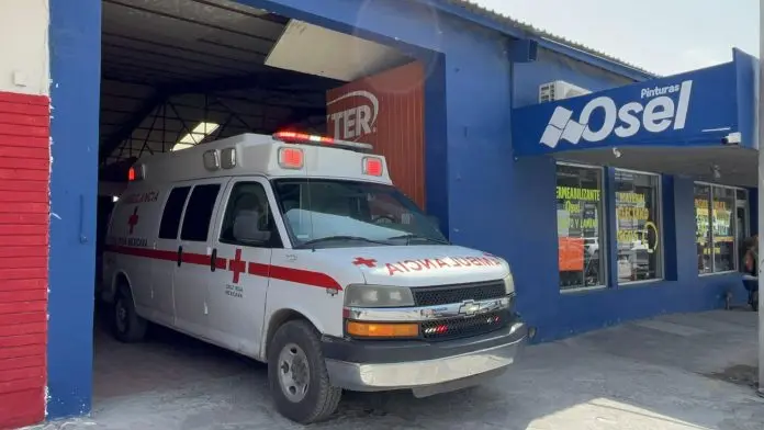 En una ferretera un trabajador cayó del techo debido al calor