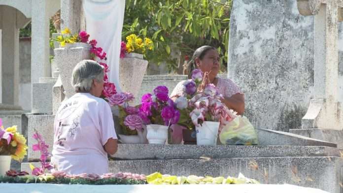Floristas se instalan en Monclova para atender demanda del Día de las Madres