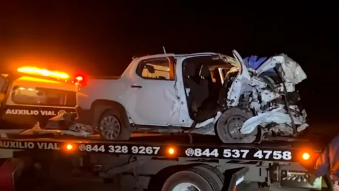 Fuerte impacto entre vehículos le quita la vida a dos personas en la carretera en Coahuila