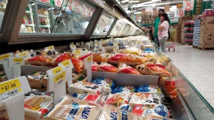 Hacienda acuerda con agroindustrias y tiendas mantener precios accesibles en productos básicos