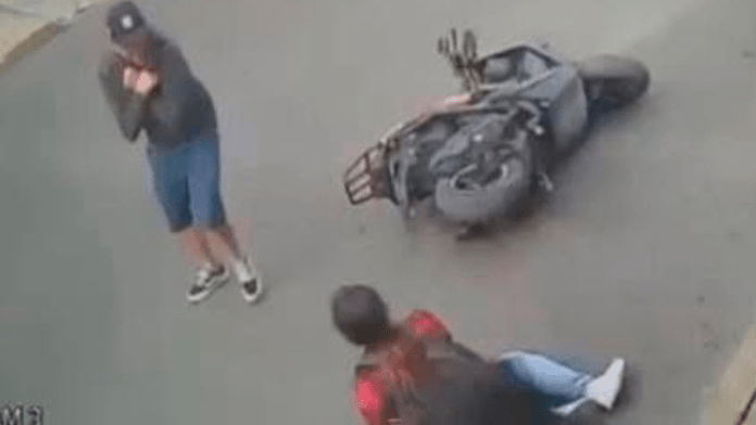 Hombre ataca a balazos a hombre y mujer afuera de pizzería