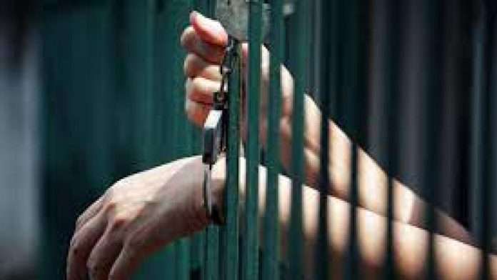 Hombre es acusado de abusar de menor de 12 años; la ofrecía a otros hombres en internet