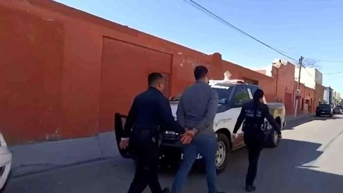 Hombre golpea a adulto mayor y una mujer en la calle; posiblemente padece trastorno mental