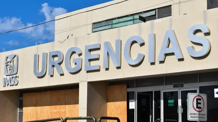 Hombre golpea severamente a joven de 15 años; le dio celos ver al menor platicar con su novia
