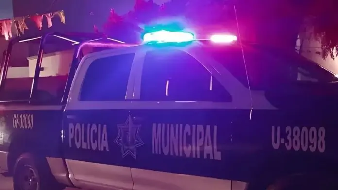 Hombre se enoja porque su pareja tardó en abrirle la puerta y la golpea brutalmente en el rostro