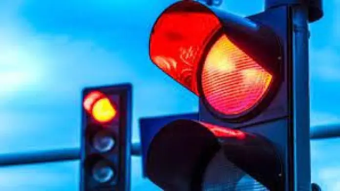 Joven atropella a adulto mayor tras no respetar la luz roja en semáforo