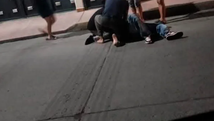 Joven pierde la vida tras ser apuñalado durante un asalto por no portar objetos de valor