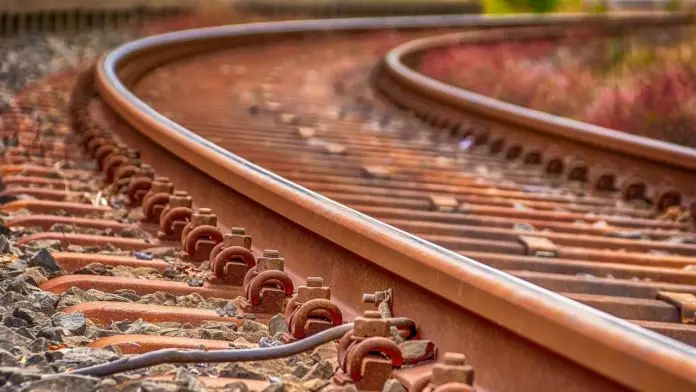 Joven se encontraba caminando por las vías; tren lo impacta por la espalda