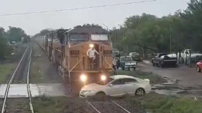 Lluvias intensas provocan desbordamientos e inundaciones en Piedras Negras; un tren impacta auto atascado en cruce ferroviario