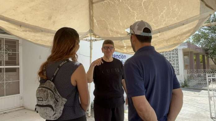 Los padres de la menor que fue abusada sexualmente con el abogado en espera de un turno para su atención