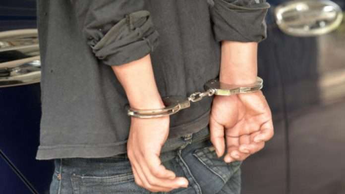 Madre entrega a su hijo a las autoridades; asesinó a un joven durante una pelea