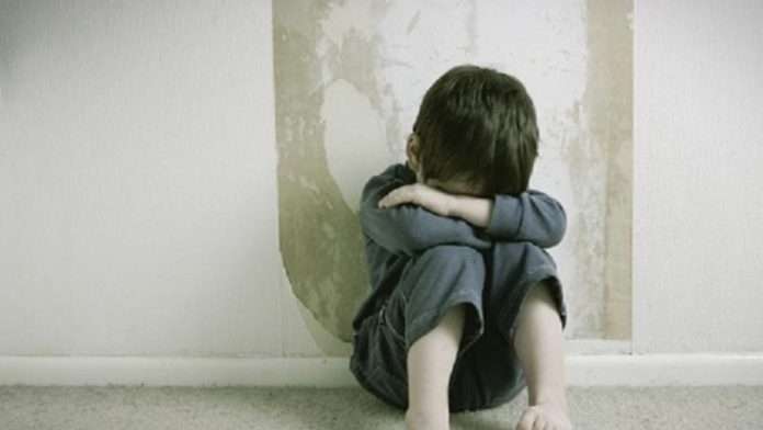 Madre perdió el control y apuñaló a su hijo de siete años; había ensuciado la casa