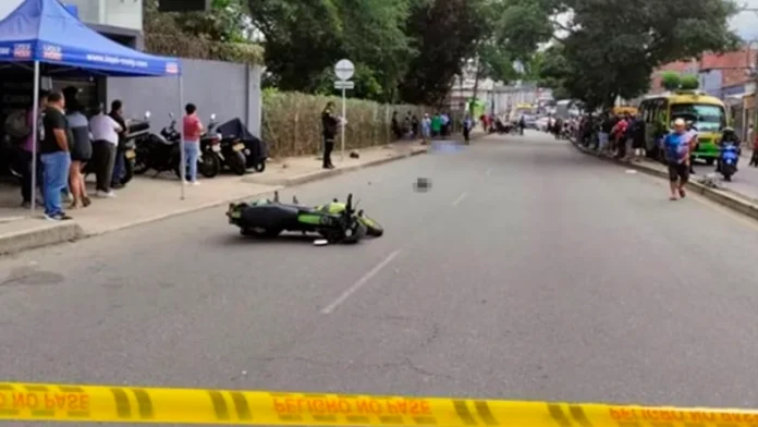Motociclista fallece tras impactarse con cable suelto provocado por tractocamión en Bucaramanga