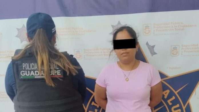 Mujer es detenida por intentar llevarse comida sin pagar en una tienda
