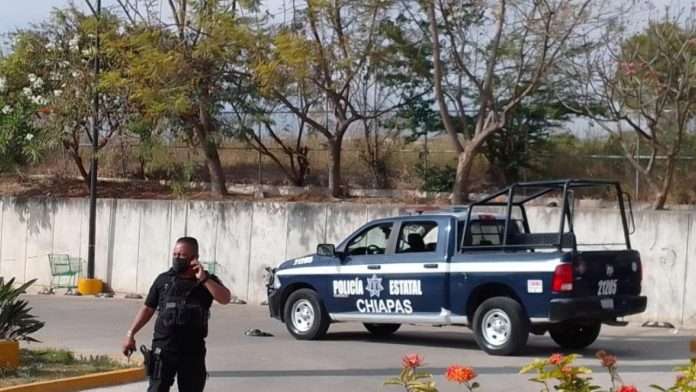 Mujer es golpeada en la vía pública; esposa enfrentó a la amante de su marido
