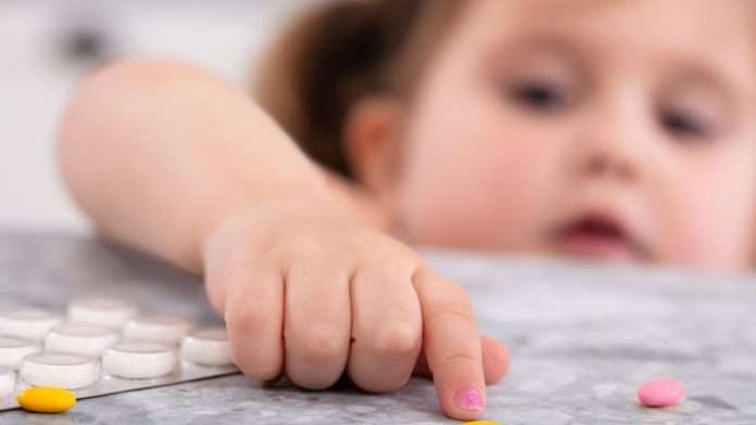 Niña de 3 años se intoxica con pastillas de fentanilo; su madre las había comprado ilegalmente