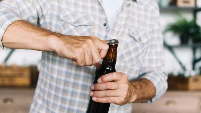 Padre bebe alcohol en exceso; abandona a sus hijos en evento público